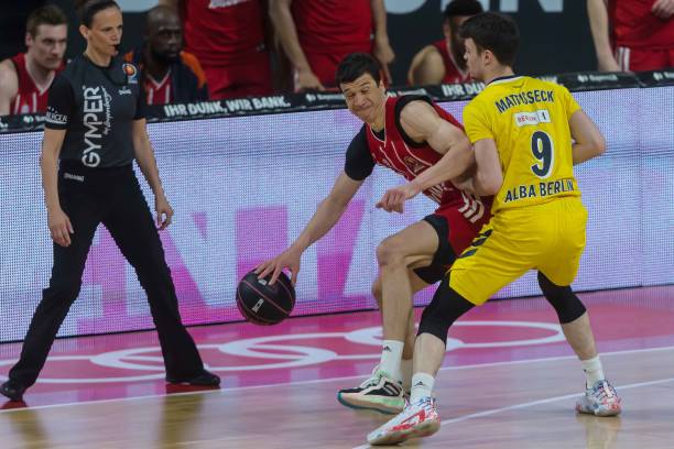 但他凭借在 但他凭借在