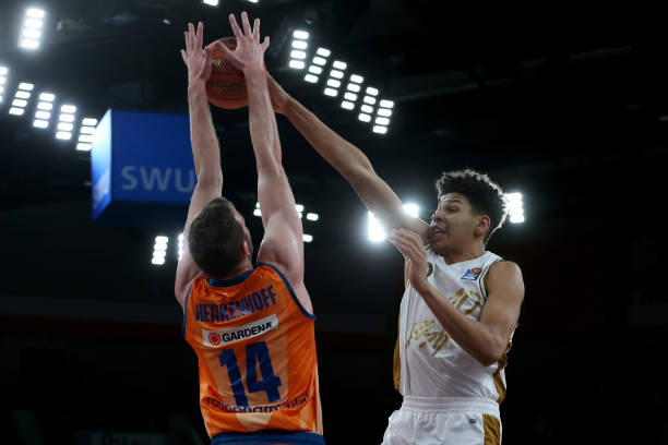 队树立了战 队树立了战